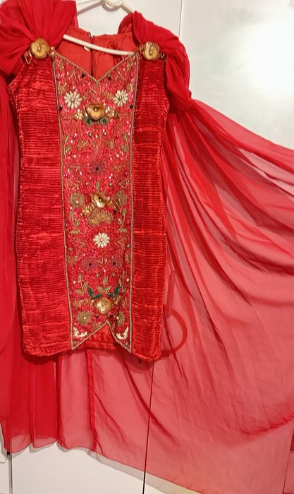 Rochie de seară scurtă cu trenă din spate