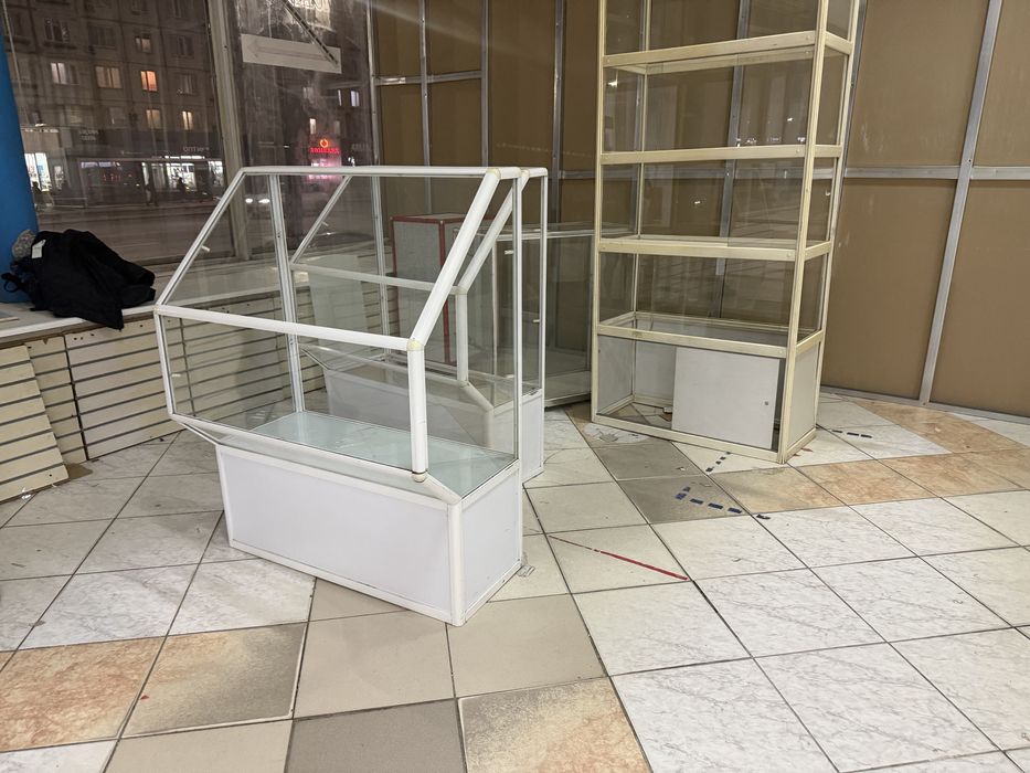 Продам витрины срочно !