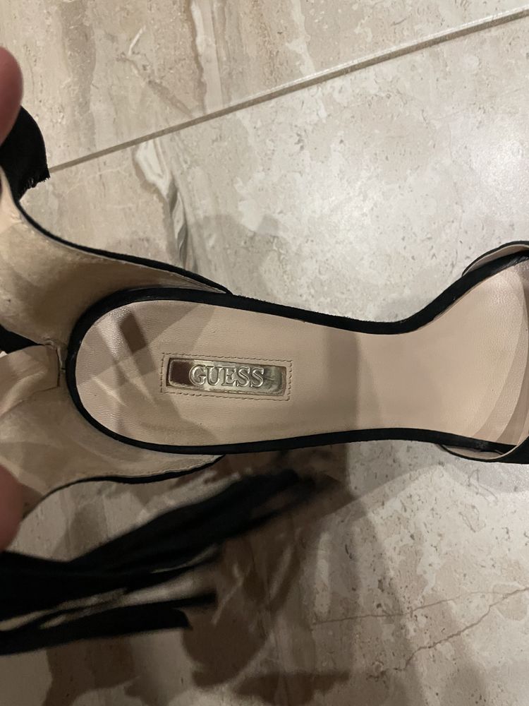 Обувки GUESS на ток естествен велур