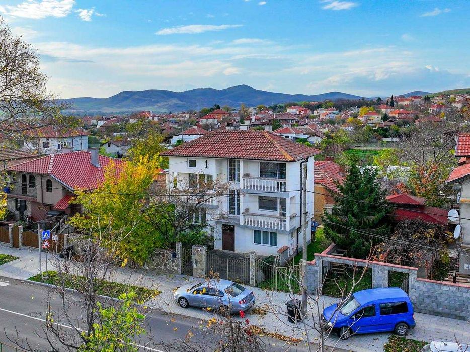 Просторен триетажен къща с таван в град Болгарово, област Бургас