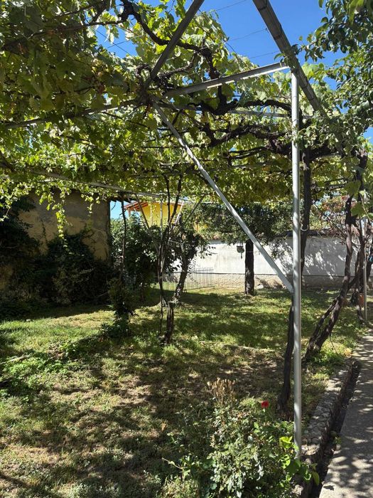 Продава масивна къща в централната част на с.Енина