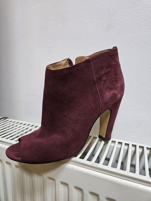 Vand botine de piele intoarsa