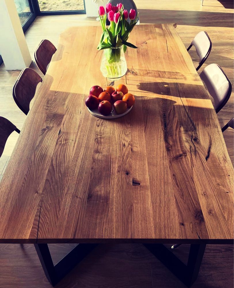 Дървена маса със смола