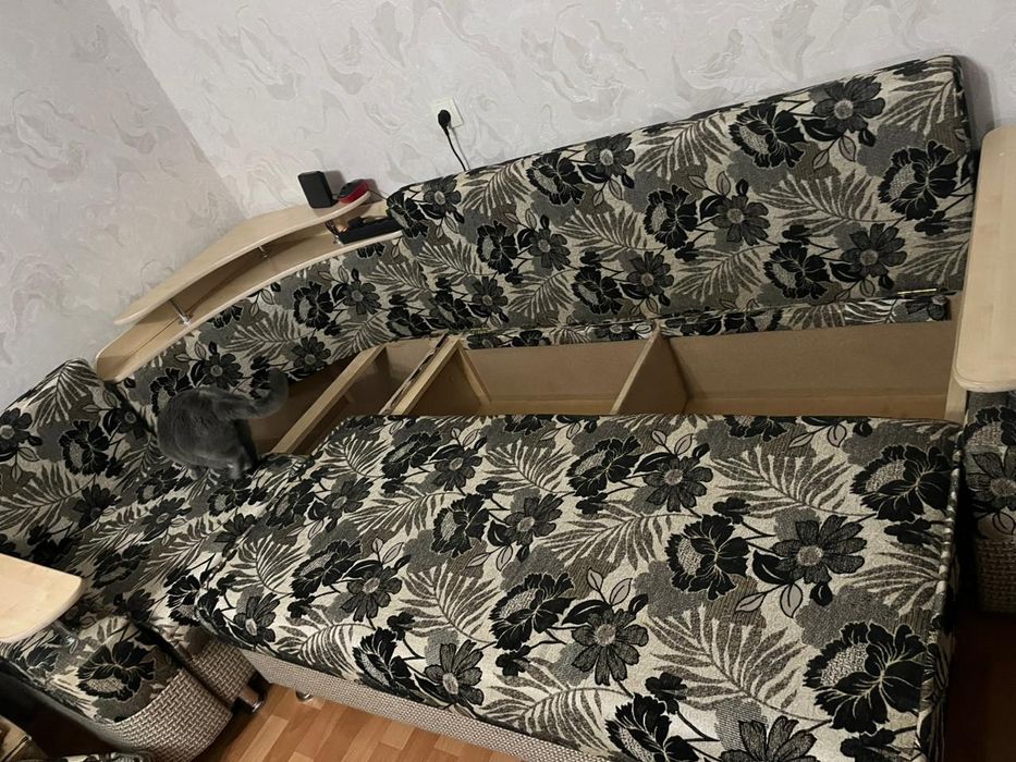 Продам диван в комплекте с креслом