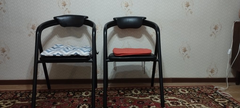 Стулья-кресло, каркас металл черного цвета, сиденье и спинка из кожзам