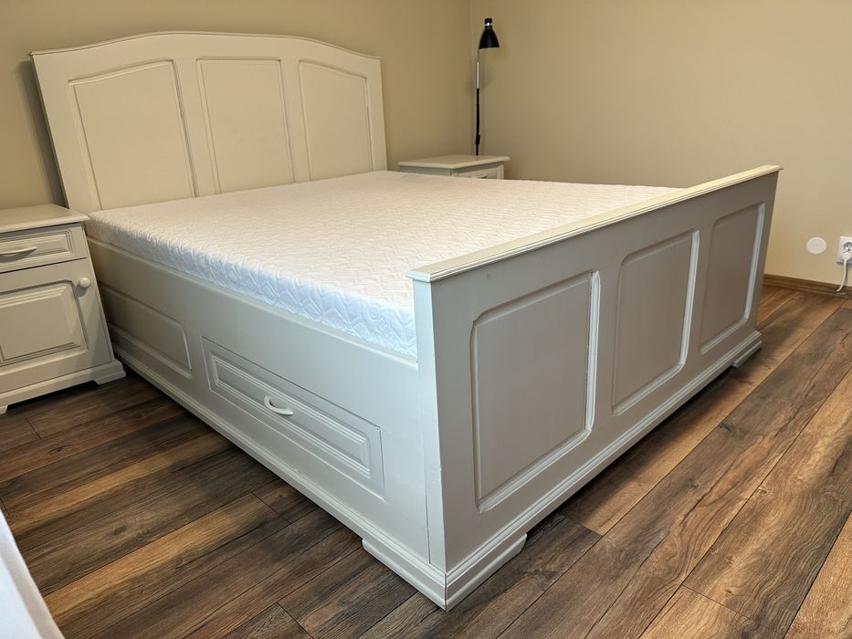 Mobila dormitor (pat, 2 noptiere, comoda, dulap)