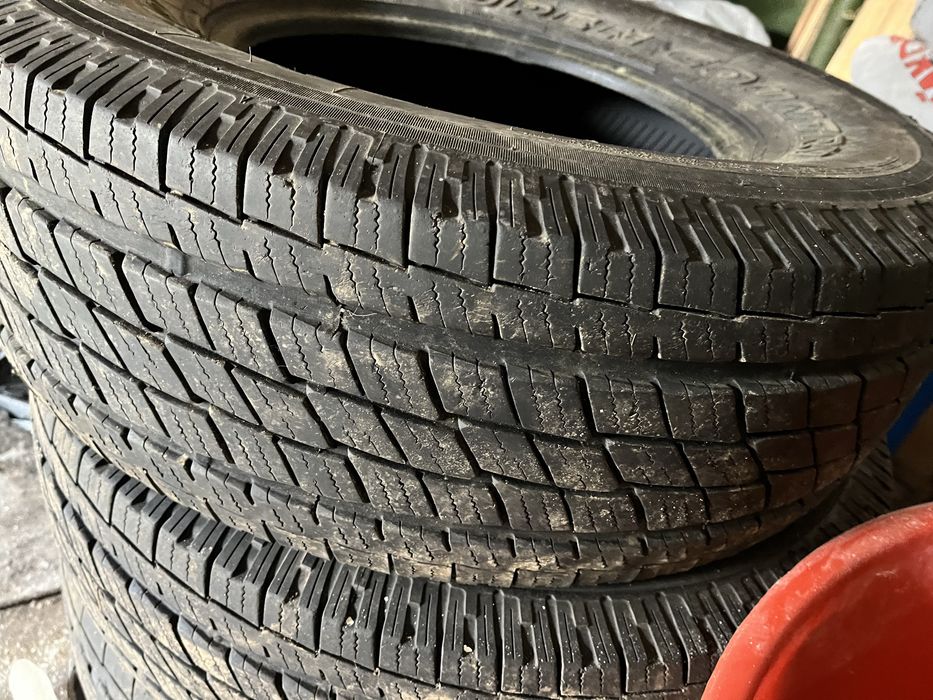 Продаю зимнию резину TOYO размер 265/70/16