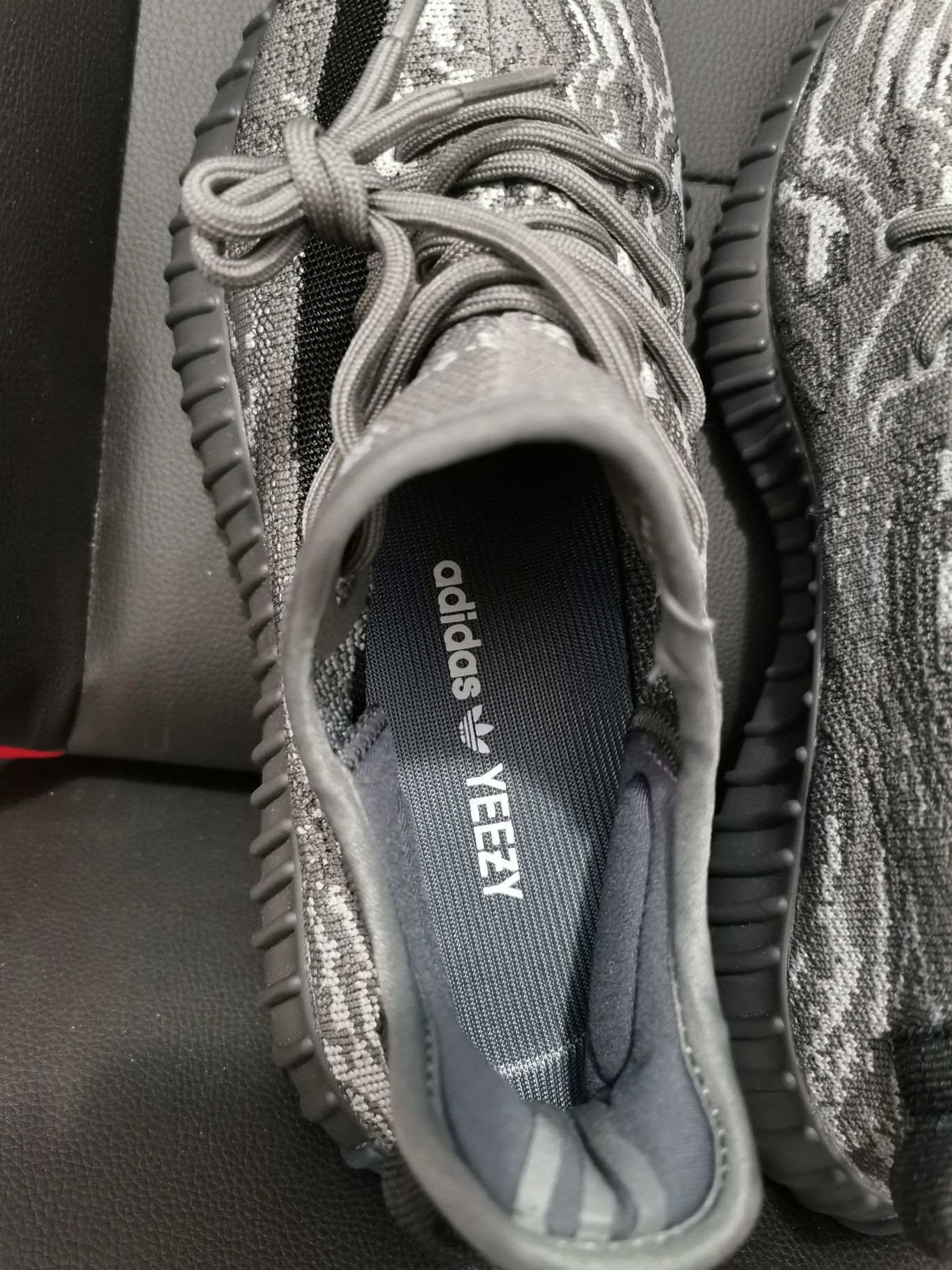 Vând adidași yeezi,Adidas siyah  zebra ,mărimea 43