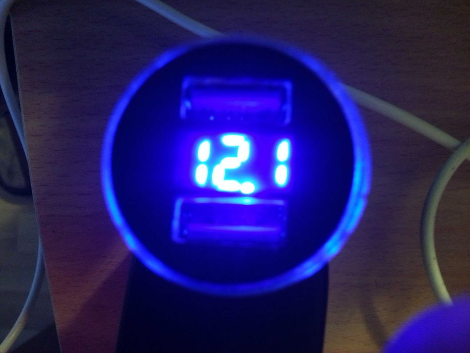 USB зарядно с волтметър на 12-24 волта за автомобили