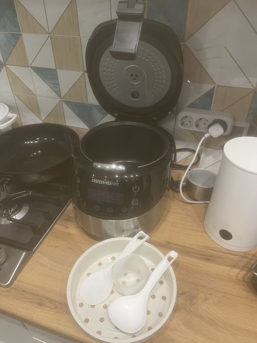 Мультиварка REDMOND RMC-M90 черный