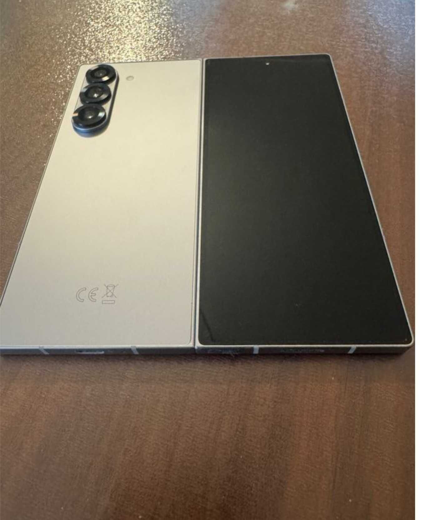 Продавам Samsung Galaxy Z Fold 6 (256) – като нов, с оставаща 1 година