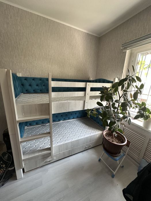 Комлект кроватей и письменный стол-парта