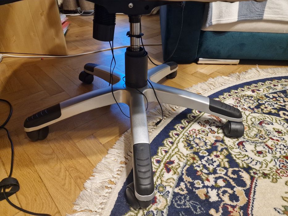 Vând scaun de birou cu masaj. Impecabil