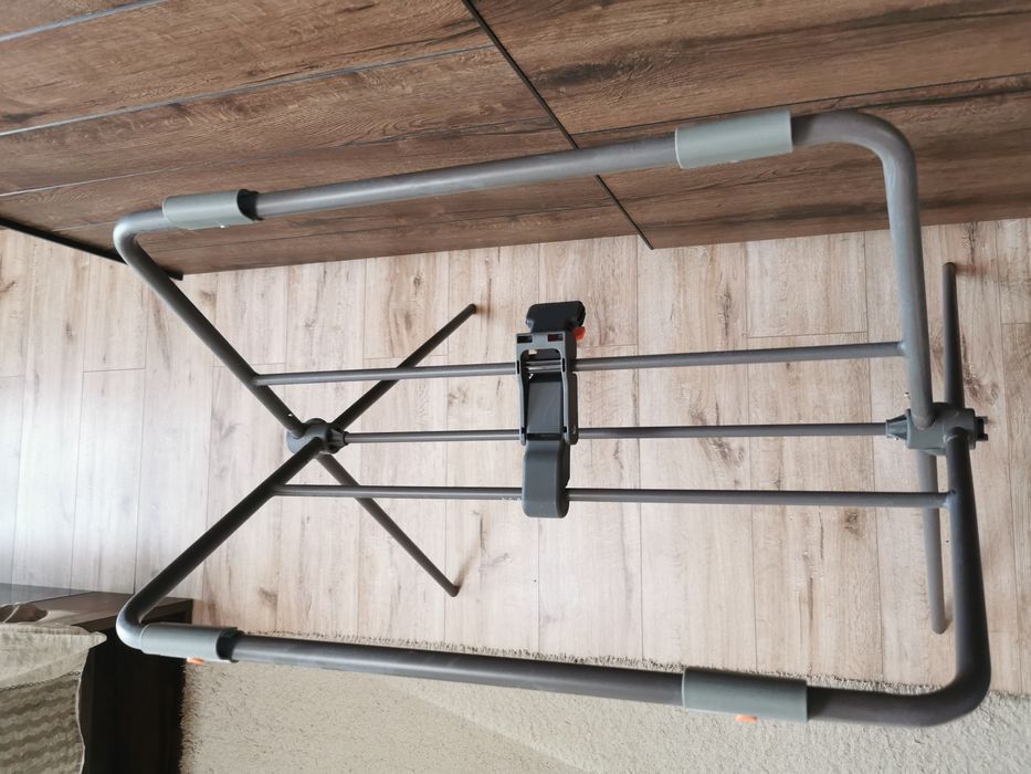 Продавам стойка и подложка за новородено за вана Stokke