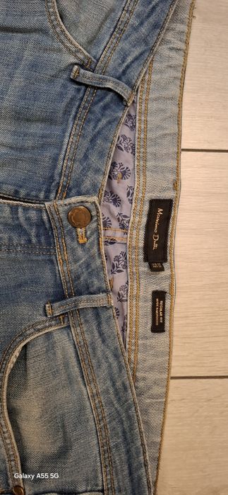 Vând blugi Massimo Dutti