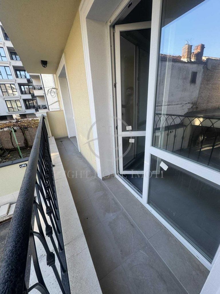 Продава се Двустаен апартамент в Пловдив, Център - 72 кв.м за 2562 €/кв.м - Снимка #12
