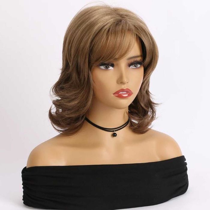Светло кафява дамска чуплива перука на пластове