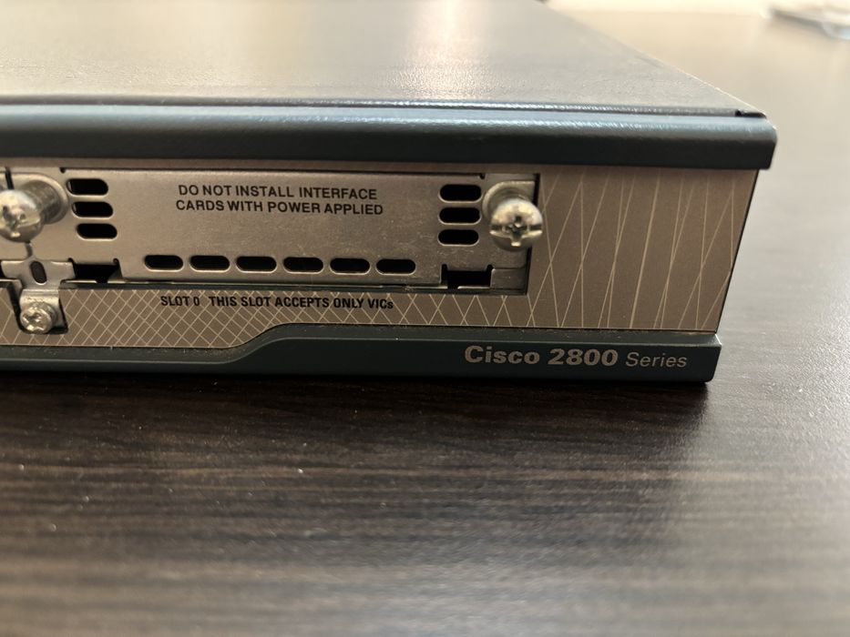 Cisco 2801 router ISR cu module HWIC si 2 porturi FastEthernet