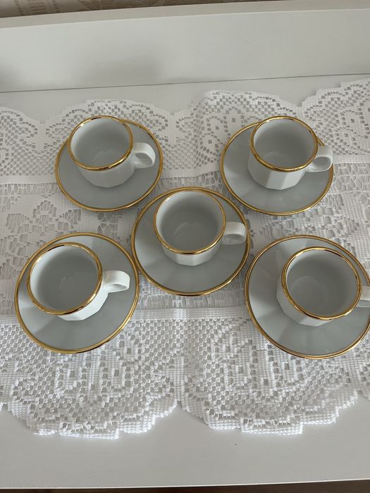 Set 5 cescute de cafea expresso. Din portelan fin si elegant.