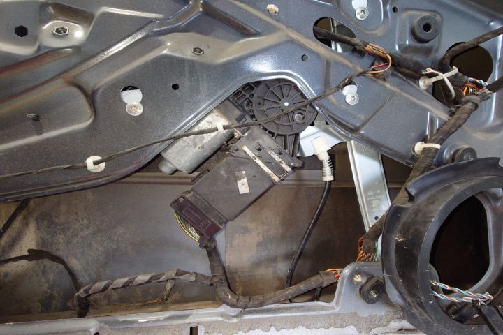 Macara geam fata stanga electrica Skoda Octavia prima generatie (face