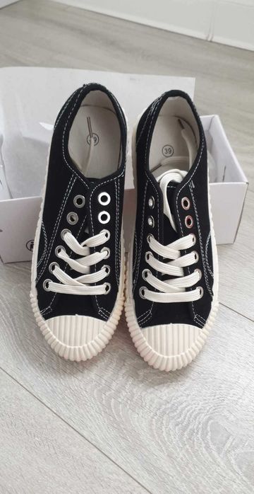 Vând teniși femei mărimea 39