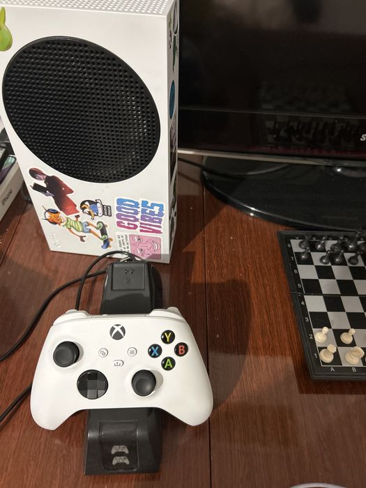 Xbox series s, + доп станция 1 джойстик и игры