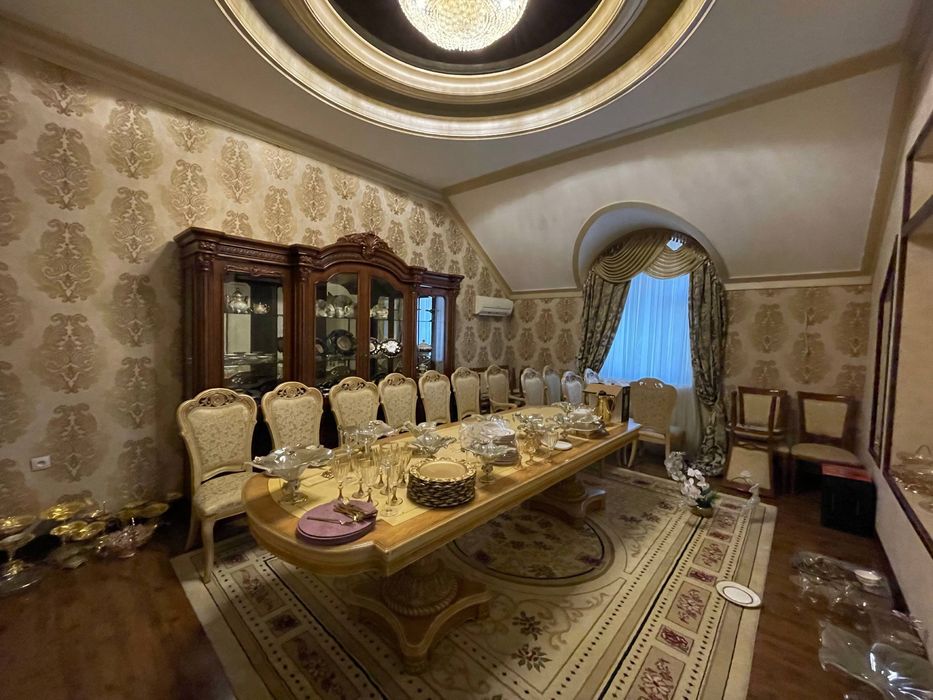 Прекрасеный 3 уровенный дом для ваши семьи построено на 6 соток участк