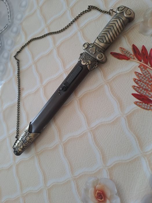 Продам не рабочую газовую зажигалку как сувенир