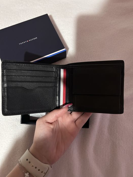 Мъжко оригинално портмоне на Tommy Hilfiger