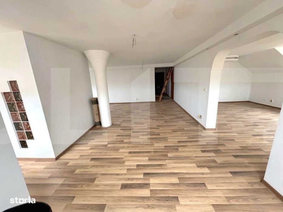 Vila cu demisol si 2 etaje, nefinalizata, pe teren de aproape 3.000 mp