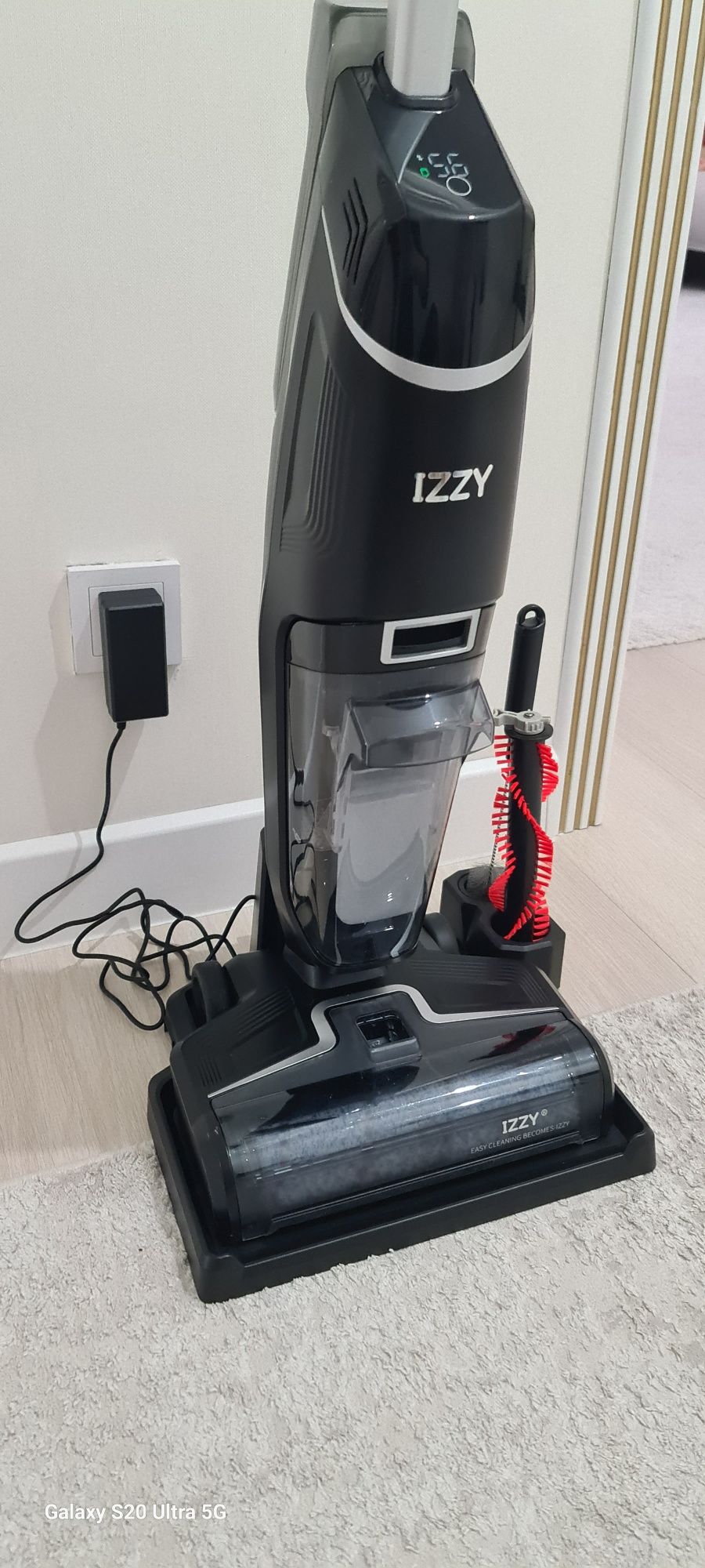Продаётся ручной пылесос IZZY