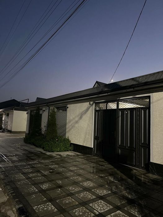 Uy sotiladi. Yangi qurilgan hovli