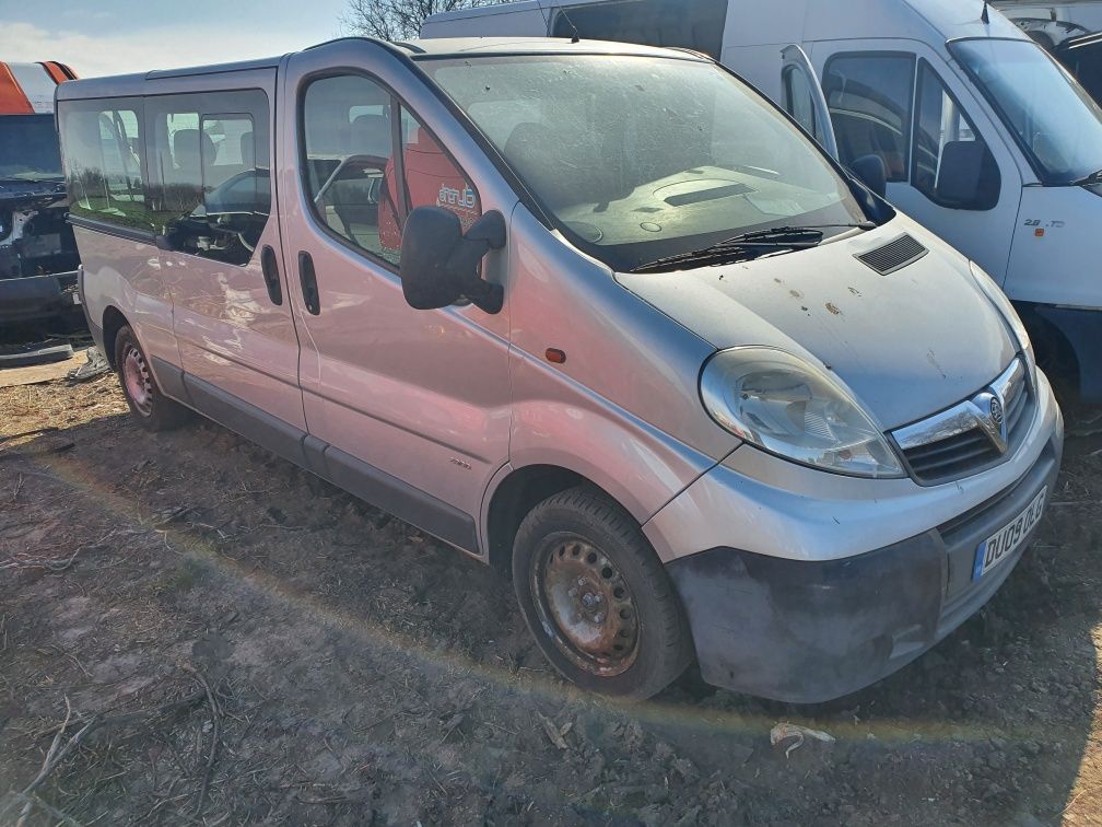 Dezmembrez Opel vivaro primastar trafic motor 2.0 cc cutie 8+1 locuri