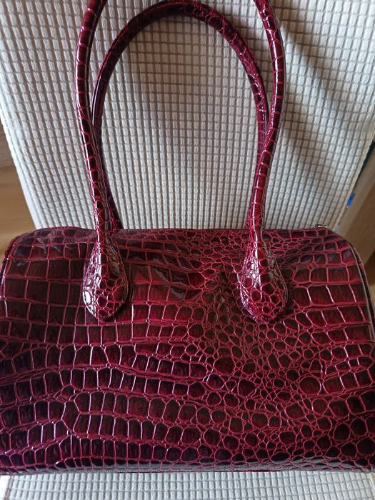 Дамска лачена чанта CARPISA