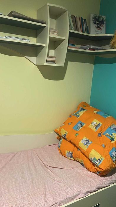 Mobila tineret care contine o vitrina, birou, pat si raft