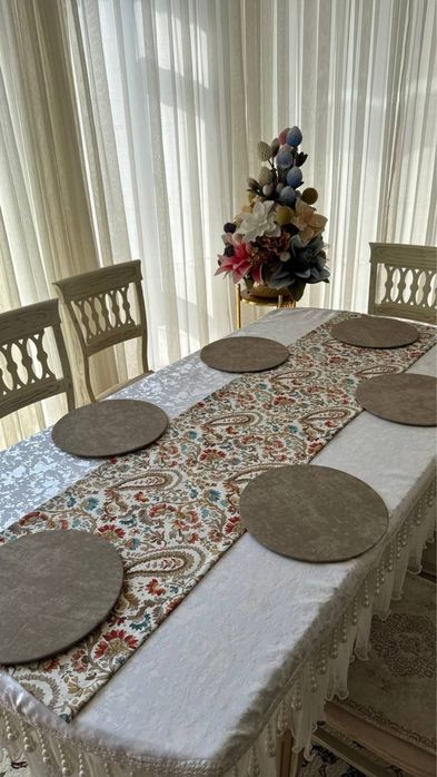 Раннер под тарельники и дастархан добовляет уют красоту.