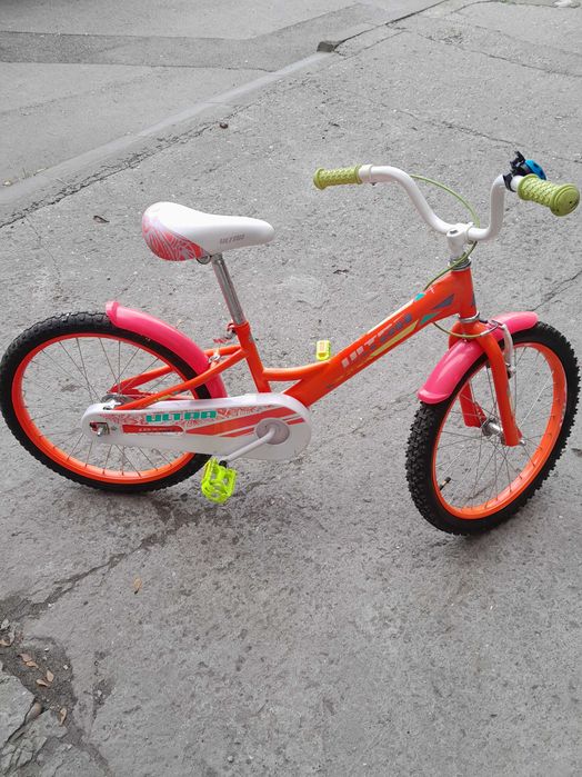 Детко колело със помощни колеленца розаво със леки следи от употреба