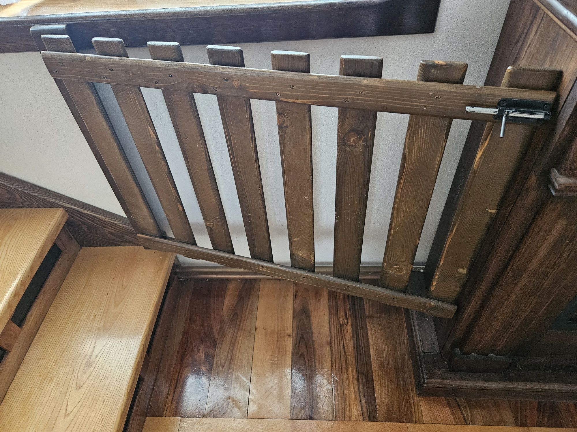 Portiță din lemn pentru a bloca accesul copiilor