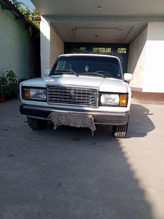 Vaz 2107 sotiladi. Yili 1993. Moy yemaydi. Diska va balonlari yangi
