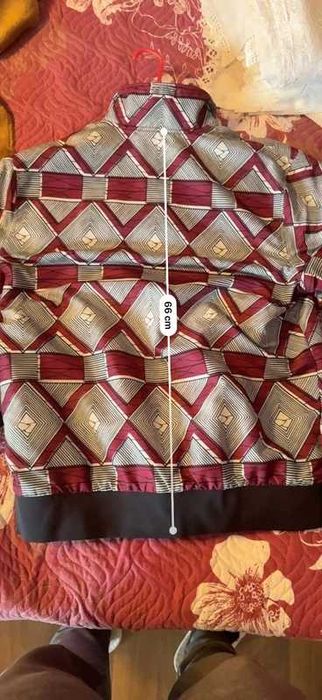 Jachetă Supreme Model Unic – Mărimea L, Design Modern, Stare Excelentă