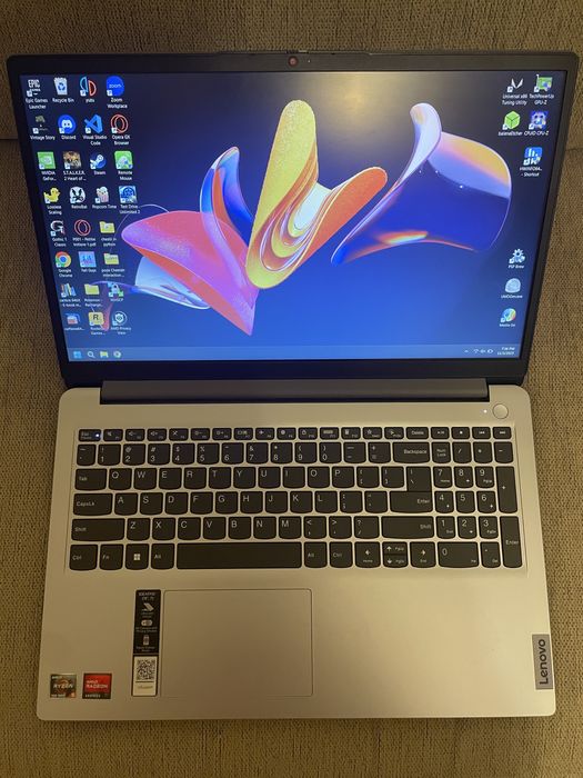 Laptop Lenovo cu procesor AMD Ryzen 5 7520u, budget, light gaming