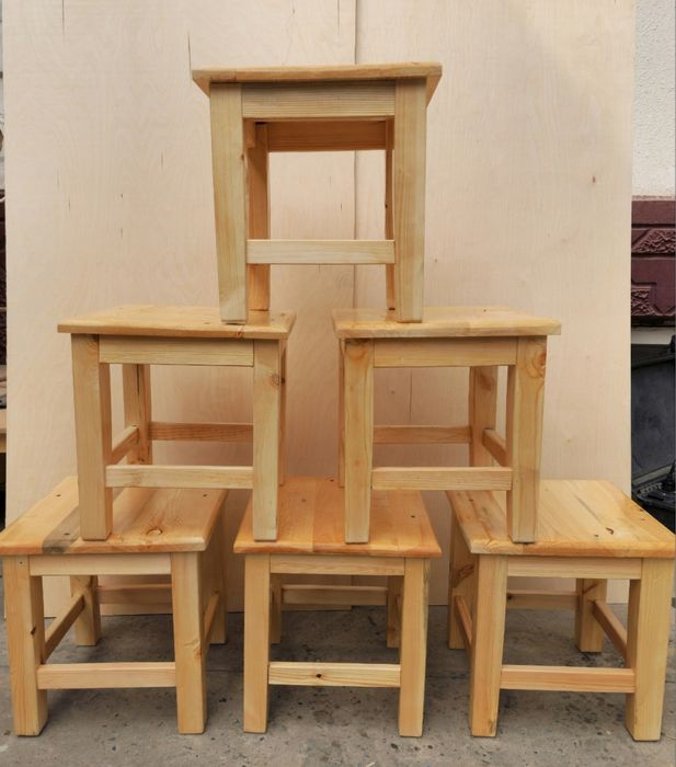 Табуреткалар. Размерлари: каттасининг бўйи - 44 см, кичиги - 34 см.