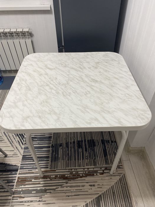 продам куханный стол с двумя стульями