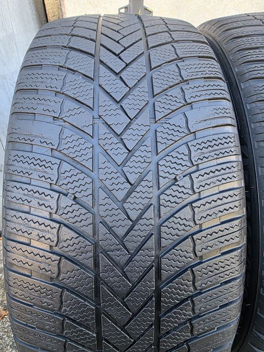 Vând două anvelope de iarna Bridgestone  255 40 20  dot 4021