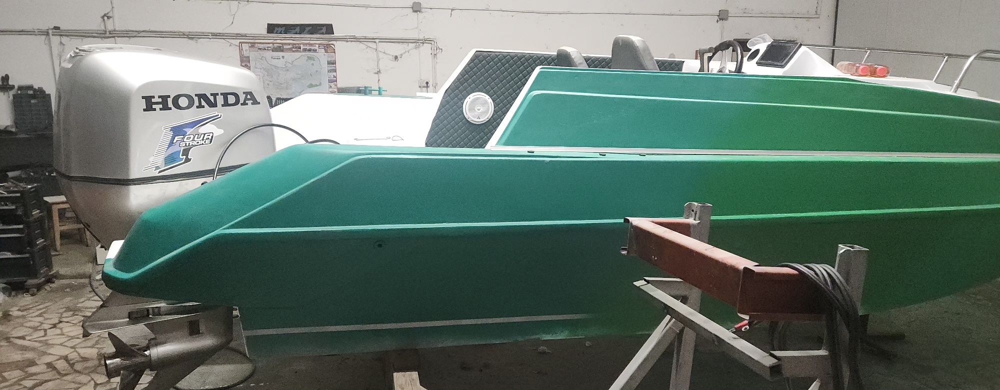 Barca cabinata cu motor
