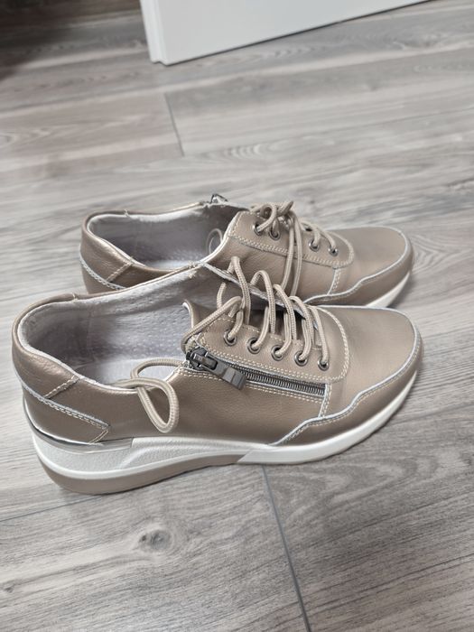 Дамски златисти обувки