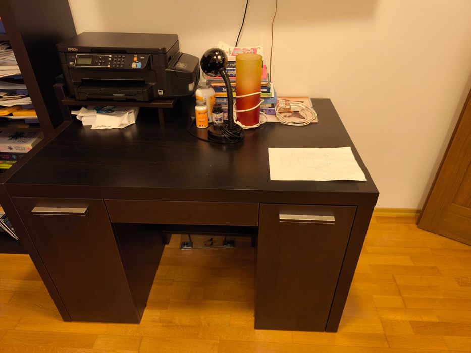 Birou negru + mini-bibliotecă