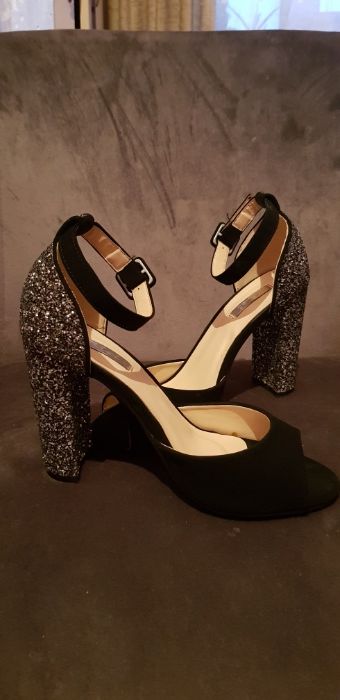 Vand sandale numărul 38