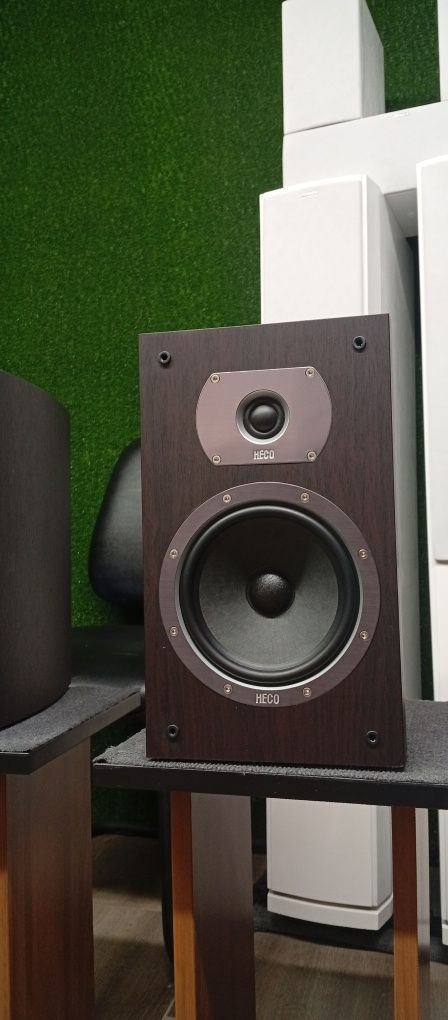 Букшелфи HECO Victa 300