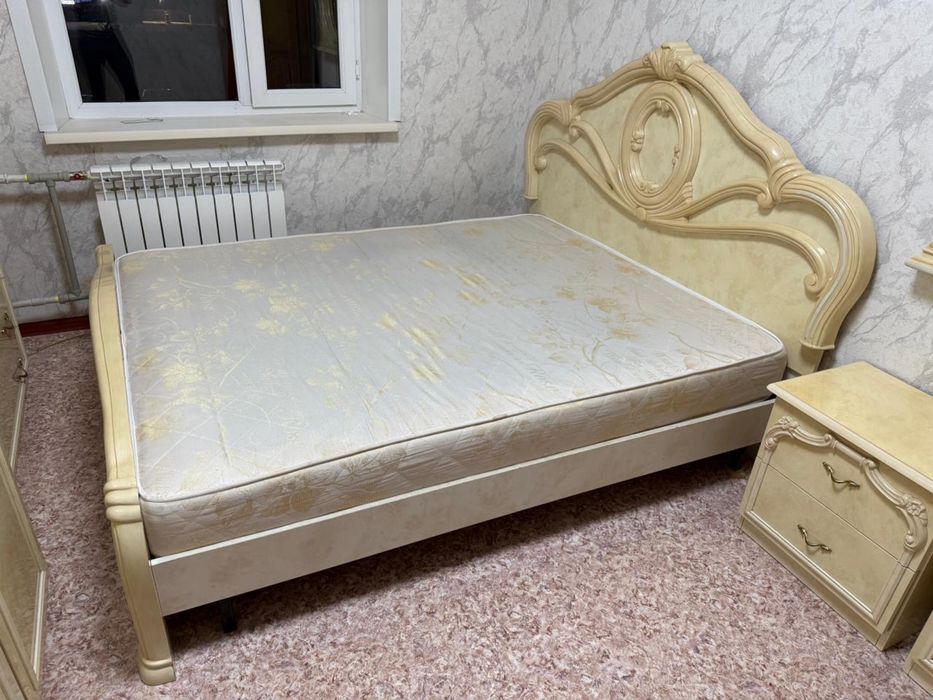 Продам кровать с хорошим матрасом